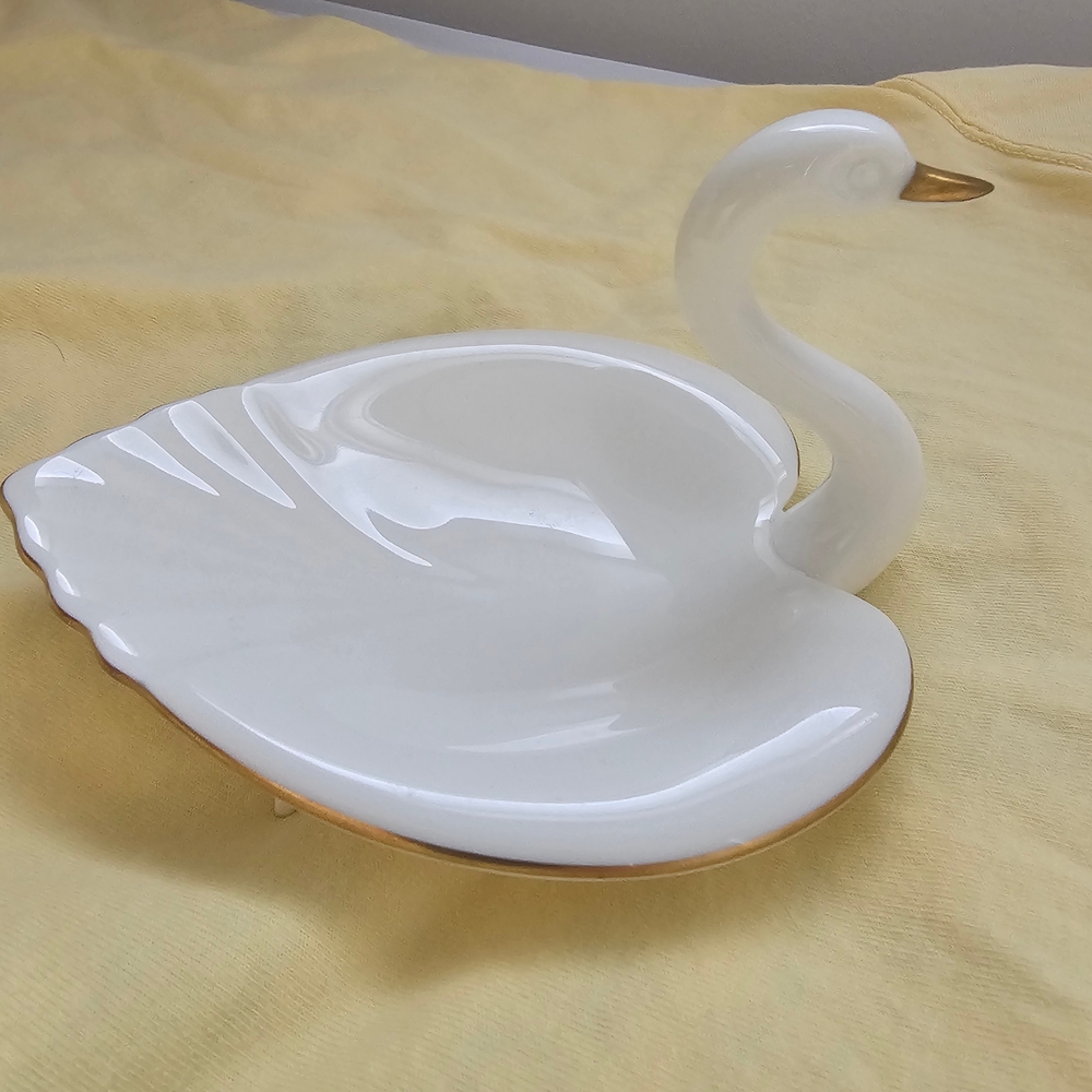 Mikasa Ivory Bone China Swan with 24k Gold Accents - Picture 3 of 6